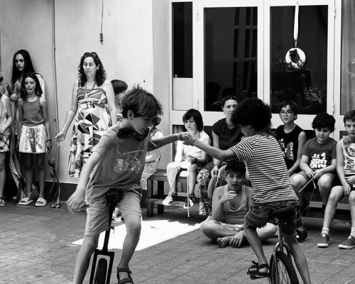 Spettacolo di giocoleria del tempo d´estate