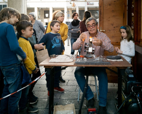 La III classe soffia il vetro