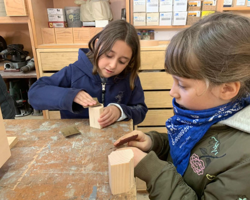 La III classe studia il mestiere del falegname