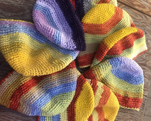 Cappellini ad uncinetto con colori naturali