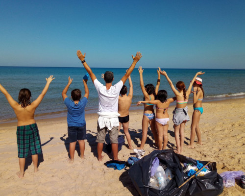 La V classe pulisce il mare dalla plastica