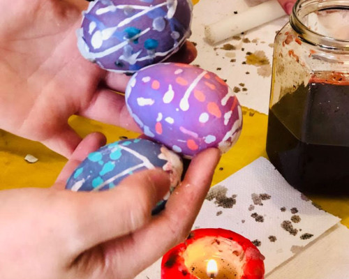 La VI classe dipinge le uova