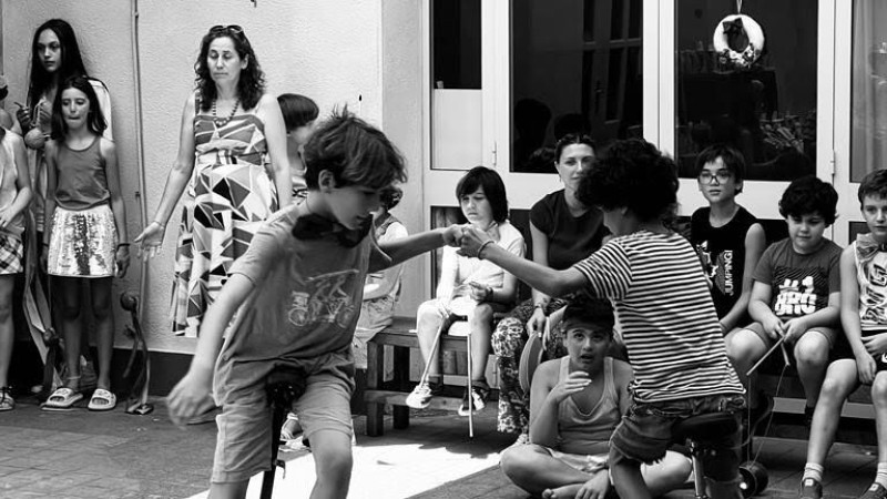 Spettacolo di giocoleria del tempo d´estate